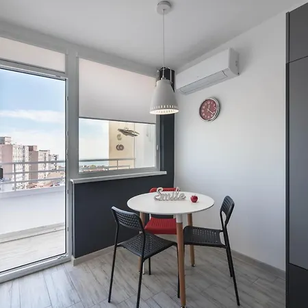 Above The Sea Апартаменти *