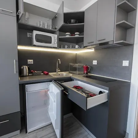 Above The Sea Апартаменти