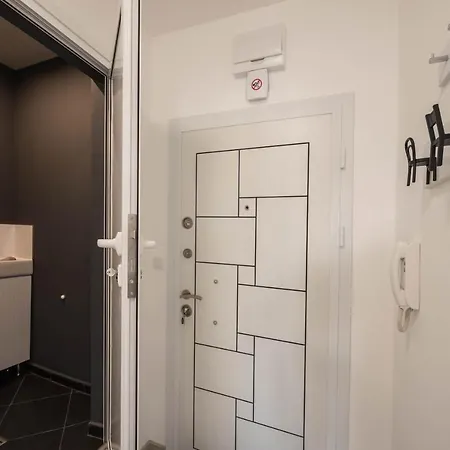 Above The Sea Апартаменти