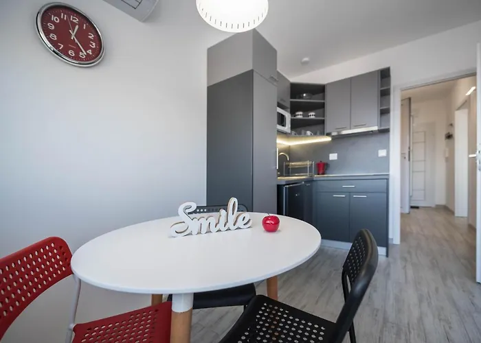 Above The Sea Apartment Warna